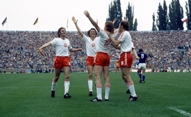 Bildnummer: 10216270  Datum: 23.06.1974  Copyright: imago/Pressefoto Baumann..Polen - Italien 2:1 - Jubel Polen, v.li.: Zygmunt Maszczyk, Henryk Kasperczak, Torsch&uuml;tze Andrzej Szarmach und Grzegorz Lato; reg130404 Fussball Herren Nationalteam L&auml;nderspiel WM 1974 ysf Stuttgart quer Aufmacher....Image number 10216270 date 23 06 1974 Copyright imago  Baumann Poland Italy 2 1 cheering Poland v left Zygmunt Maszczyk Henryk Kasperczak Scorer Andrzej Szarmach and Grzegorz Lato  Football men National team international match World Cup 1974 YSF Stuttgart horizontal Highlight
