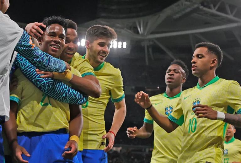 Brazil's players Vinicius Junior and Rodrygo come to celebrate Endrick's goal against Spain in a friendly match in Santiago Bernabeu on March 26, 2024 (photo by Rafael Ribeiro/CBF)