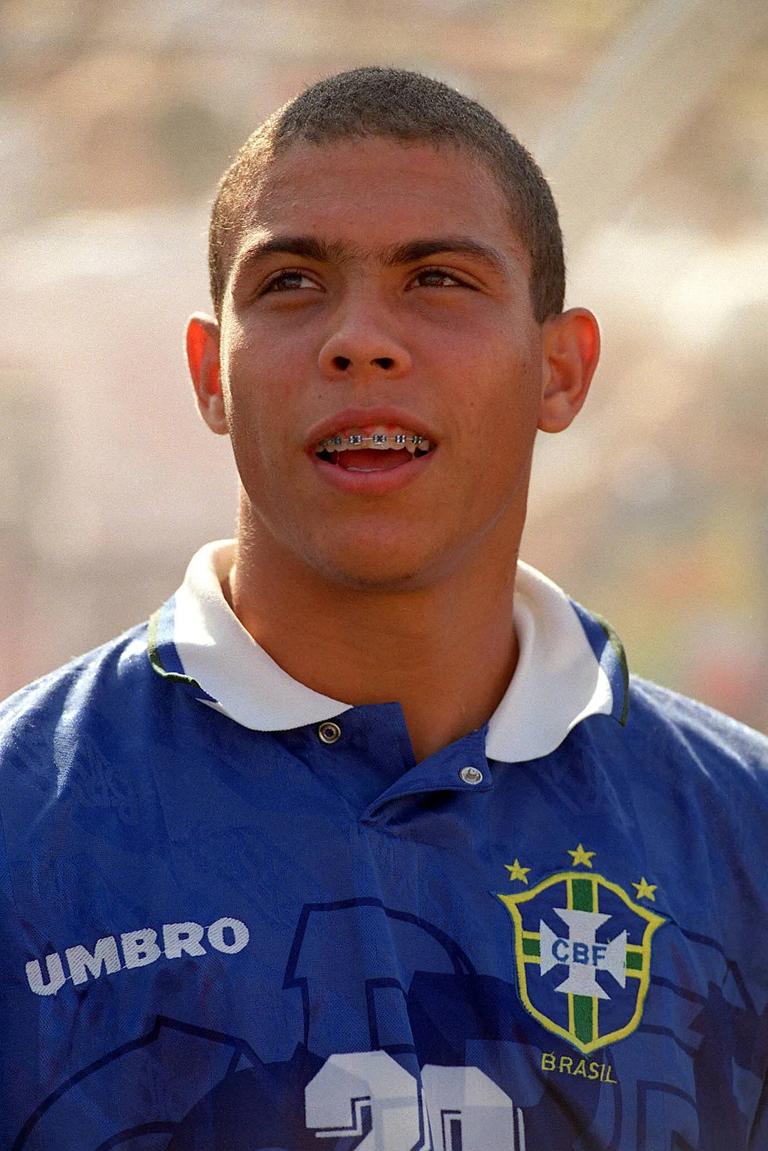 Bildnummer: 01605918  Datum: 13.07.1994  Copyright: imago/Colorsport
Ronaldo (Brasilien) - PUBLICATIONxINxGERxSUIxAUTxHUNxUSAxONLY; Vdia, hoch, Nationalhymne, Hymne, Spange, Zahnspange Weltmeisterschaft 1994, Nationalmannschaft, Nationalteam, Nationaltrikot, L&auml;nderspiel, Halbfinale Los Angeles, Pasadena Fu&szlig;ball WM Herren Mannschaft Portr&auml;t Randmotiv Personen