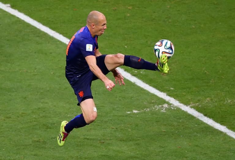 SALVADOR, BRAZIL - JUNE 13:  Arjen Robben of the Netherlands controls the ball for scoring the second goal during the 2014 FIFA World Cup Brazil Group B match between Spain and Netherlands at Arena Fonte Nova on June 13, 2014 in Salvador, Brazil.  (Photo by Jeff Gross/Getty Images)