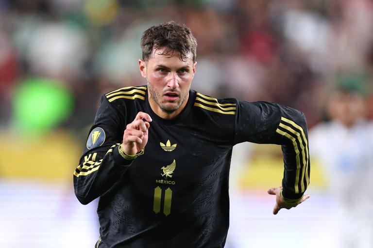 SANTA CLARA, CALIFORNIA - JULY 2: Santiago Gimenez of Mexico during the Gold Cup 2025 semi final match between Mexico and Honduras at Levi's Stadium on July 2, 2025 in Santa Clara, California. (Photo by Robbie Jay Barratt - AMA/Getty Images)